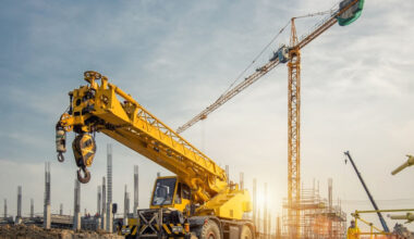The Benefits of Hydraulic Crane Hire for Construction Projects