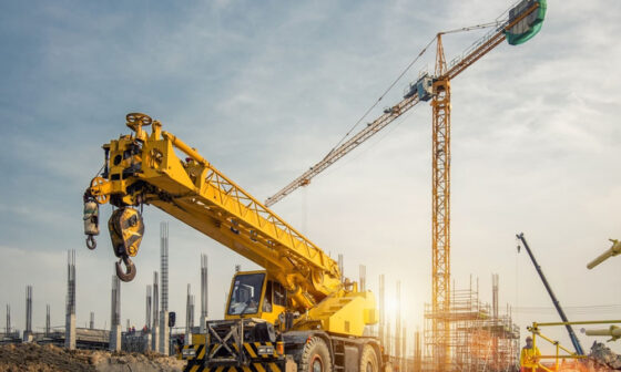 The Benefits of Hydraulic Crane Hire for Construction Projects