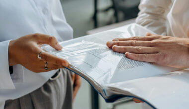 Why Ordering 10 to 50 Custom Presentation Folders Makes Sense for Small Businesses