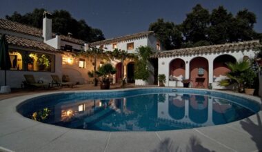 Why South Florida Homeowners Are Investing in Complete Backyard Spaces