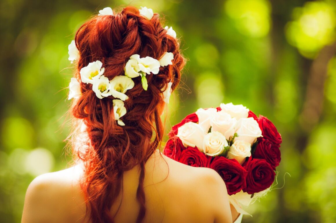How to Choose Floral Arrangements to Enhance Bridal Photographs
