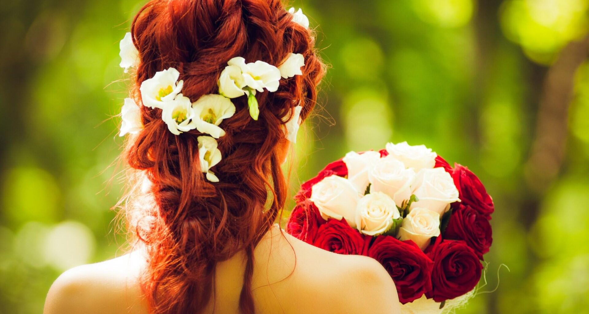 How to Choose Floral Arrangements to Enhance Bridal Photographs