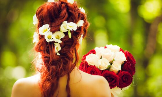 How to Choose Floral Arrangements to Enhance Bridal Photographs